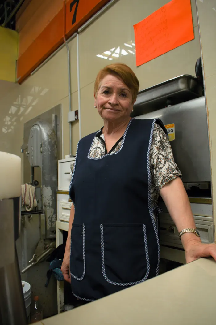Dueña de negocio sonriendo en su local